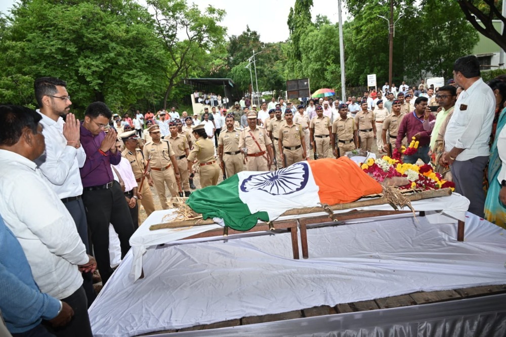 अरण्यऋषी अनंतात विलीन; चितमपल्ली यांच्या पार्थिवावर शासकीय इतमामात अंत्यसंस्कार 